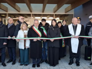 Taglio del nastro che inaugura il nuovo polo scolastico