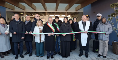 Taglio del nastro che inaugura il nuovo polo scolastico