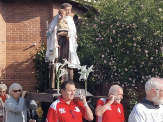 Fedeli portano in processione la statua di Sant'Antonio