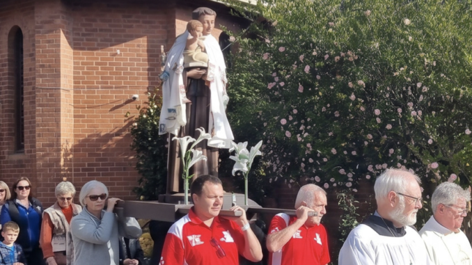 Fedeli portano in processione la statua di Sant'Antonio