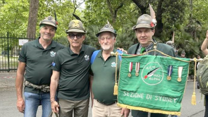 La sezione di Sydney marcia durante la parata