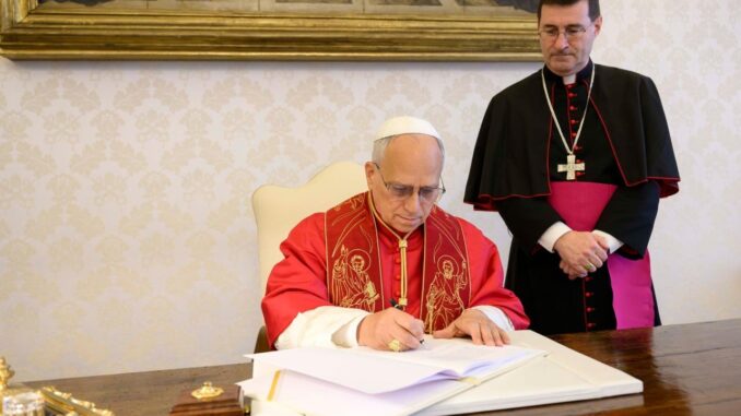 Leone XIV e l’arcivescovo Paolo Rudelli, sostituto della segreteria di Stato