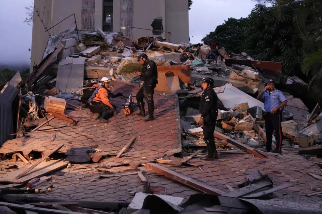 Live-VENEZUELA DEVASTATO DA DUE TERREMOTI: CROLLI A CARACAS E SOCCORSI TRA LE MACERIE