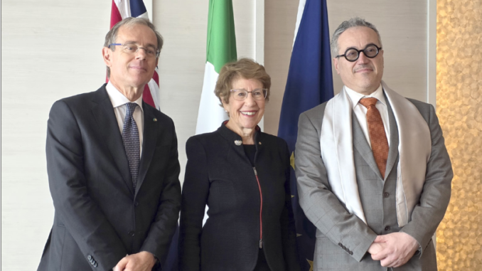 S.E. Amb. Lener, S.E. Beazley e il Console Dr. Rubagotti