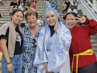 Maria Di Carlo insieme a un gruppo di giovani in costume tradizionale