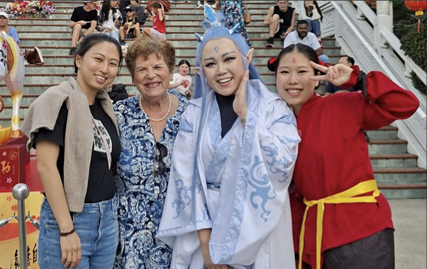 Maria Di Carlo insieme a un gruppo di giovani in costume tradizionale