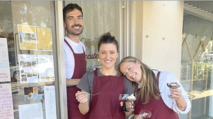 Alex con Carley e Jaymie al pop-up Scoops and Coupes