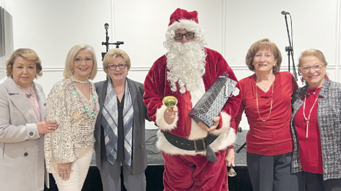 Il comitato delle Ladies Auxiliary insieme a Babbo Natale
