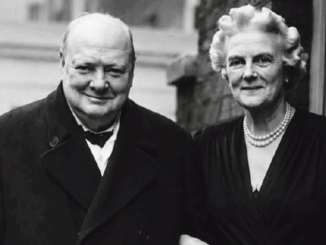 Lady Clementine Churchill accanto al marito, Sir Winston Churchill