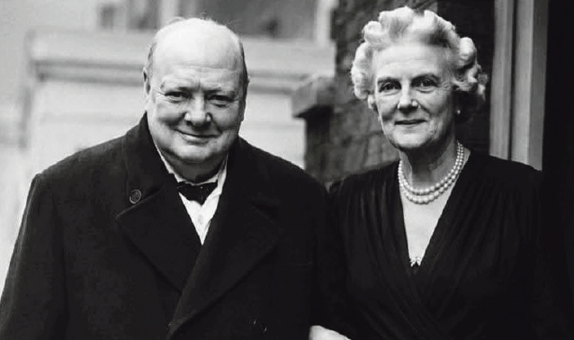 Lady Clementine Churchill accanto al marito, Sir Winston Churchill