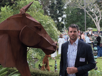 Scultore Adam Humphreys con uno dei due cavalli ispirati da un incontro italiano