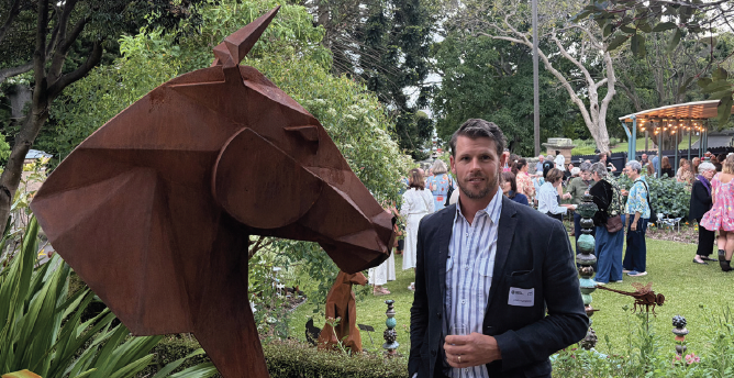 Scultore Adam Humphreys con uno dei due cavalli ispirati da un incontro italiano